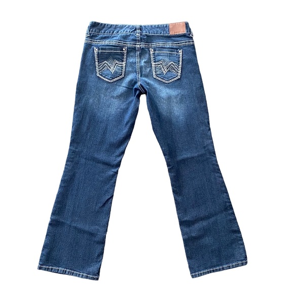 Maurice’s Straight Leg Distressed Wash Jeans with Embroidered Pockets 7/8 Short - Picture 6 of 15